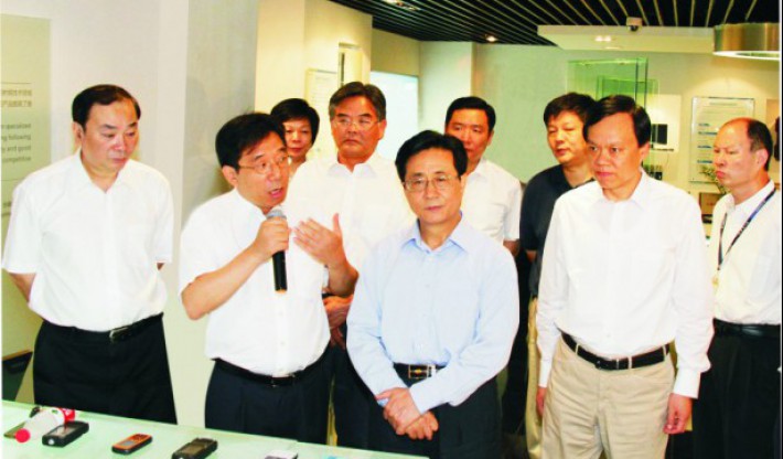 曾任中央书记处书记赵洪祝（时任浙江省委书记）；中央政治局委员黄坤明（时任杭州市委书记）